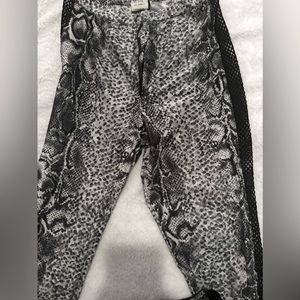 Beautiful leggings see through mesh on the side size M